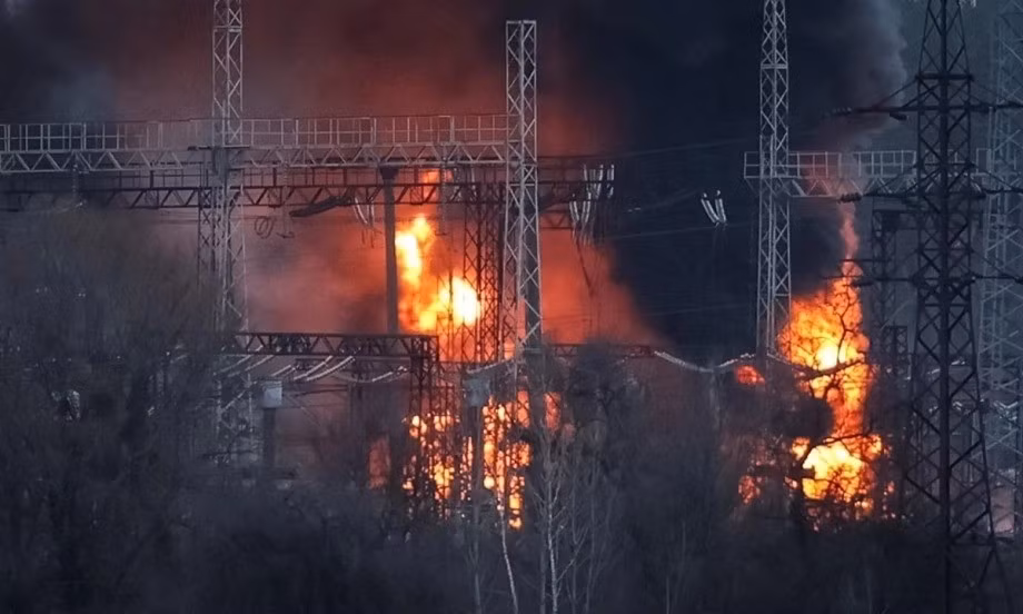 Theo nguồn tin quân sự Nga, các đòn đánh tập trung vào trạm khí đốt, trung tâm điều phối năng lượng và kho nhiên liệu, mắt xích quan trọng trong chuỗi sản xuất quốc phòng Ukraine. Việc vô hiệu hóa các cơ sở này được cho là có thể gây gián đoạn lớn cho năng lượng và công nghiệp quân sự Kiev.