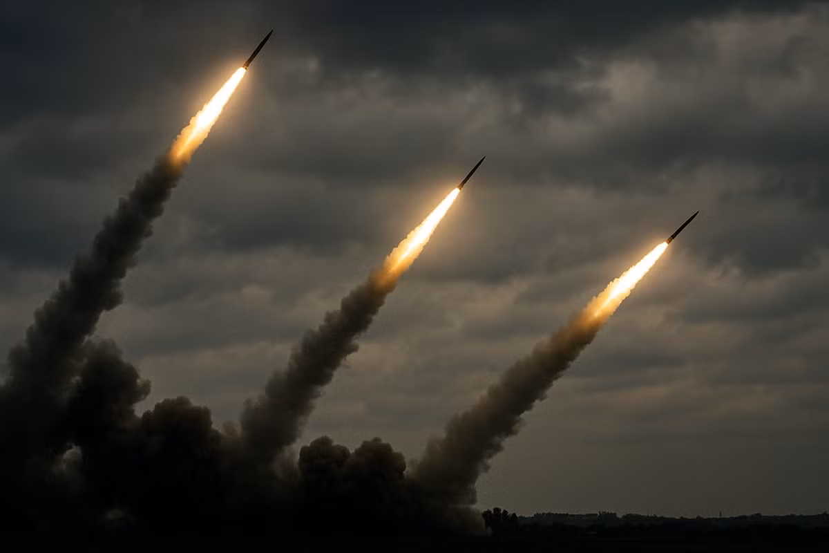 Dù các tên lửa và UAV Nga được phóng với mục tiêu chính là các cơ sở quân sự và hạ tầng năng lượng của Ukraine, nhưng đường bay phức tạp của chúng khiến không phận Ba Lan nhiều lần bị đe dọa. Theo giới quan sát, chỉ cần một vụ rơi tên lửa hoặc UAV vào lãnh thổ NATO, nguy cơ xảy ra đối đầu trực tiếp Nga-NATO sẽ tăng lên đáng kể.