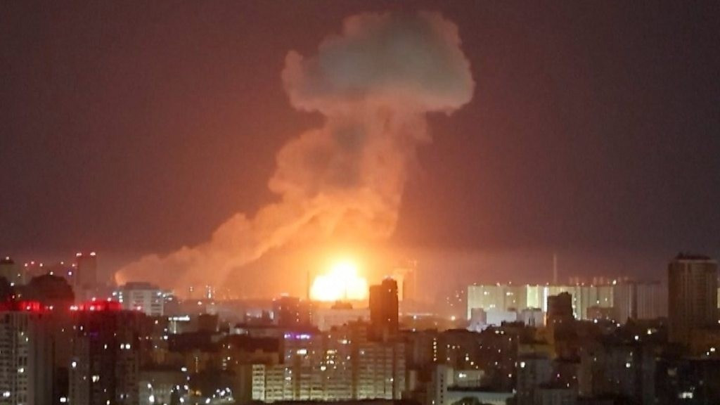 Kremenchuk từ lâu đã được xem là điểm nóng trong các chiến dịch không kích của Nga. Nhà máy này đã nhiều lần bị UAV và tên lửa tập kích trong suốt hai năm qua, khiến công suất vận hành thường xuyên bị gián đoạn. Chính quyền thành phố Kremenchuk ngày 19/8 công bố video cho thấy bầu trời đặc khói đen, nhiều khu dân cư gần nhà máy chìm trong khung cảnh ám khói sau các vụ nổ.