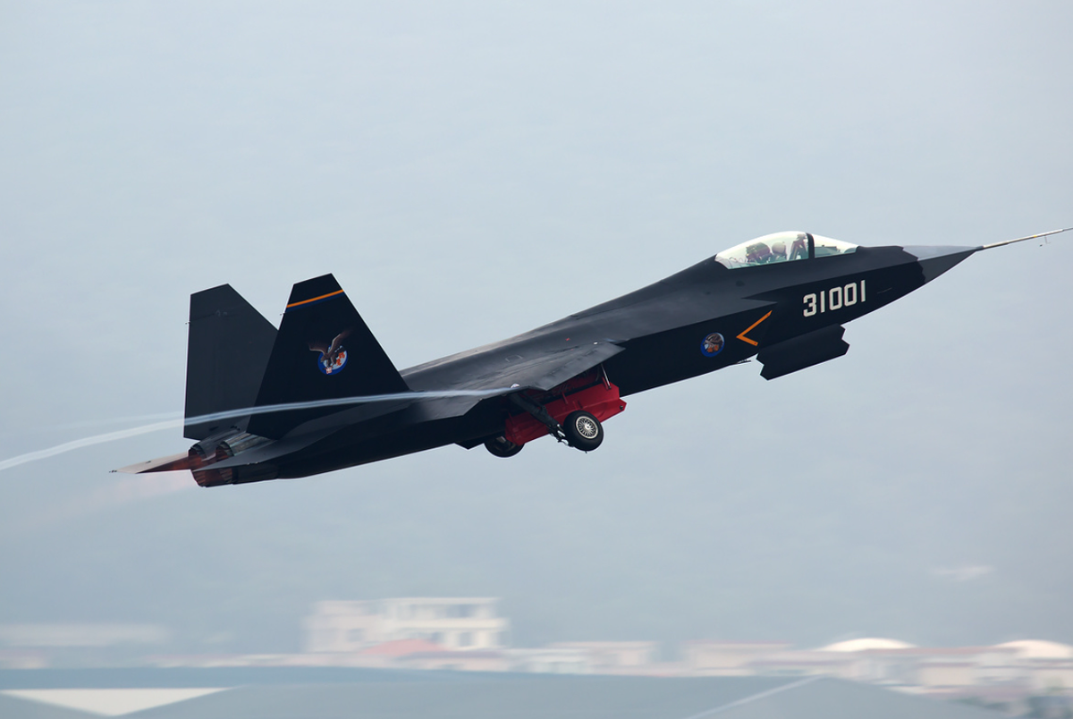 J-35 được cho là đã phát triển từ mẫu máy bay trình diễn FC-31 được ra mắt lần đầu tiên cách đây hơn một thập kỷ. FC-31 lần đầu tiên bay vào năm 2012 dưới dạng nguyên mẫu do Shenyang Aircraft Corporation phát triển. Ban đầu được quảng cáo là máy bay chiến đấu hướng đến xuất khẩu, nhưng FC-31 đã phải vật lộn để thu hút người mua, dẫn đến suy đoán rằng, cuối cùng Trung Quốc đã tái sử dụng thiết kế này cho mục đích sử dụng trong nước. Ảnh: @Wikipedia.