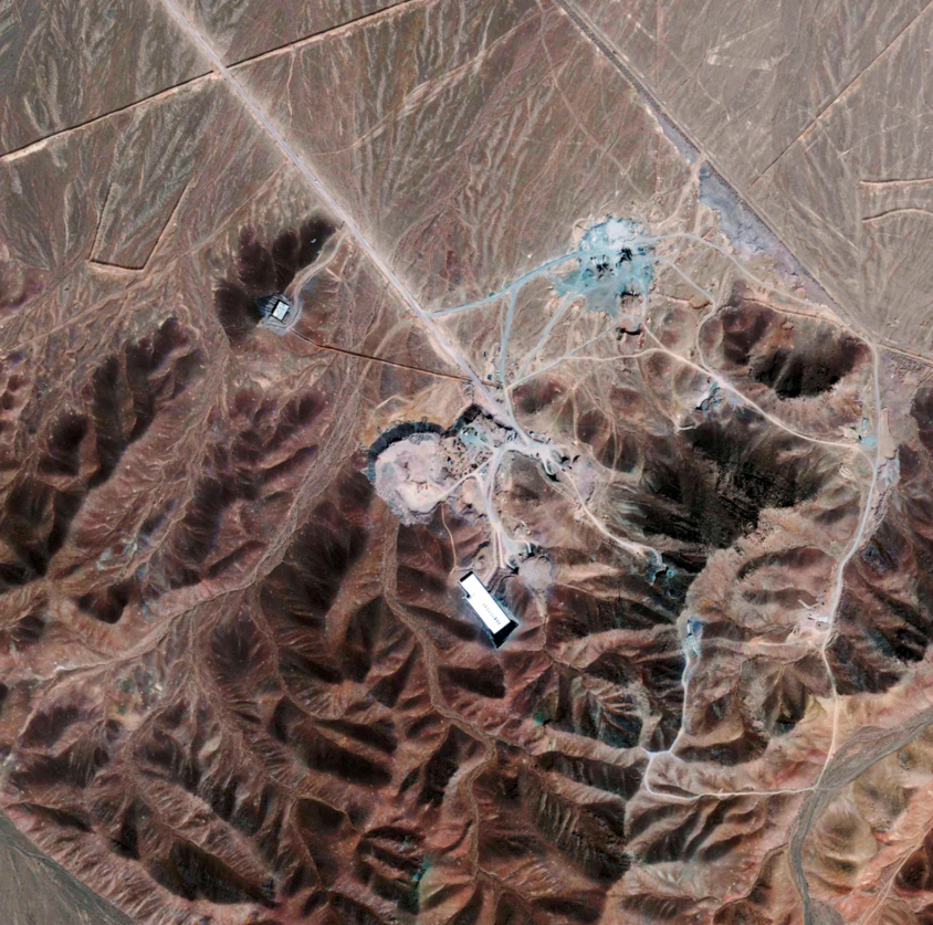 Vậy liệu một chiếc C-130 có thể giáng một đòn tàn phá vào một mục tiêu như Fordo bằng bom GBU-57 Massive Ordnance Penetrators (MOP) hay không? Câu trả lời là, chúng ta vẫn không biết rõ. Và ngay cả khi không thể tấn công Fordo hoàn toàn, Iran vẫn còn có nhiều khu vực quan trọng khác bị chôn vùi dưới những ngọn núi, nhưng nhiều nơi trong số đó ít được củng cố hơn, mà C-130 có thể giáng một đòn tàn phá bằng bom GBU-57 Massive Ordnance Penetrators (MOP) xuống đó. Ảnh: @NBC News.