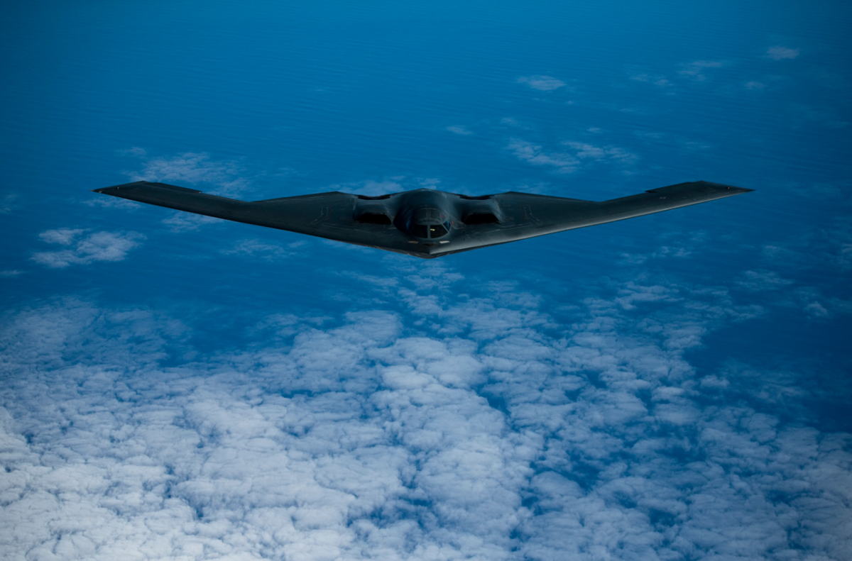 Máy bay B-2 bốn động cơ có thể được trang bị vũ khí hạt nhân hoặc vũ khí thông thường, được điều khiển bởi nhóm phi hành đoàn gồm hai người, có tải trọng 18.143 kg và tầm bay không giới hạn với hệ thống tiếp nhiên liệu trên không. Những máy bay ném bom này lần đầu tiên bay vào năm 1989 và tham gia chiến đấu 10 năm sau đó trong Chiến dịch Lực lượng Đồng minh - là cuộc can thiệp do NATO đứng đầu vào cuộc khủng hoảng nhân đạo ở Kosovo, bay không ngừng từ căn cứ Missouri để tấn công các mục tiêu ở Serbia, theo Không quân Mỹ. Ảnh: @Air Force Global Strike Command.