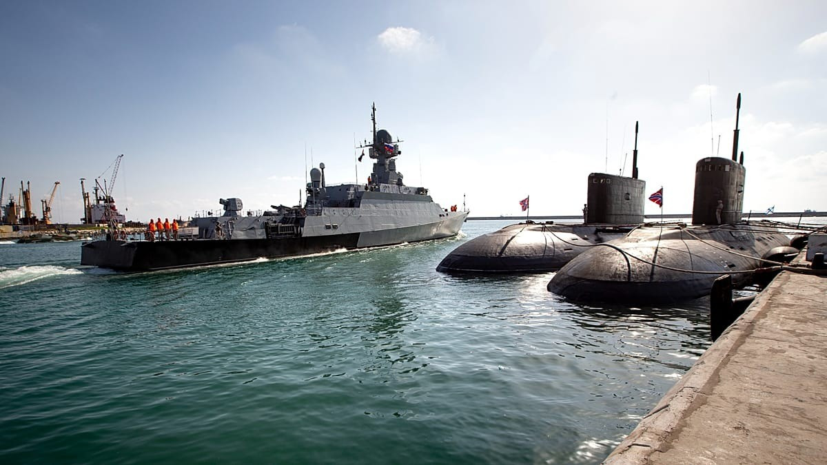 Mục tiêu được SBU nêu đích danh là tàu ngầm Project 636.3 Varshavyanka, phiên bản cải tiến của lớp Kilo, nổi tiếng với độ ồn thấp và hiệu quả tác chiến ven bờ. Tàu dài khoảng 74 mét, lượng giãn nước khi lặn gần 4.000 tấn, sử dụng động cơ diesel - điện và có biên chế khoảng 50 thủy thủ.