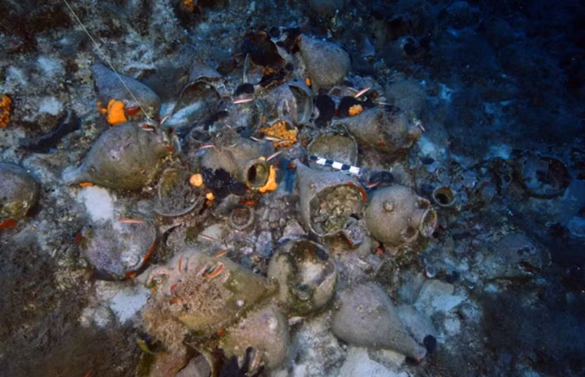 Đó là 22 chiếc bình gốm Hy Lạp cổ đại bị chôn vùi dưới đáy biển. Ảnh: @Quỹ Nghiên Cứu Khảo Cổ RPM Maritime Foundation.