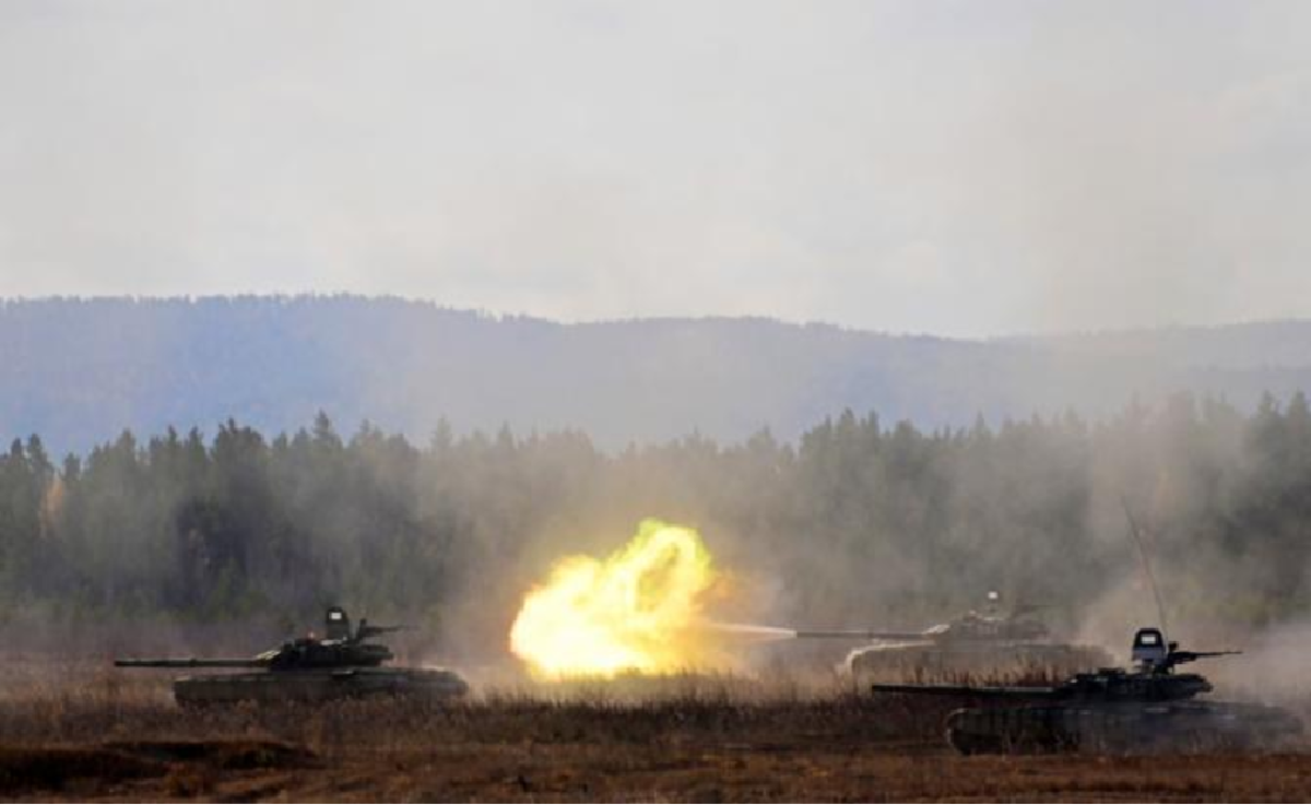 Một mặt, quân Nga có thể tấn công trực diện vào khu đô thị Chasov Yar từ phía nam, hình thành thế bao vây từ ba phía; mặt khác, họ cũng có thể tiến quân dọc theo đường cao tốc H32 về hướng Kostiantynivka, nhằm chọc thủng phần còn lại của tuyến phòng thủ phía đông của thành phố này. Ảnh: TASS