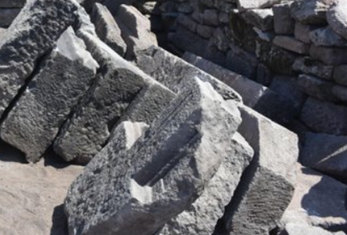 Người ta tin rằng, bức tượng này đã đảm bảo sự thống nhất và thịnh vượng cho thành phố. Đó là một bức tượng nữ thần tráng lệ, cao khoảng hơn 2 mét. Bức tượng này trông khá thú vị. Ảnh: @Đại học Manisa Celal Bayar.