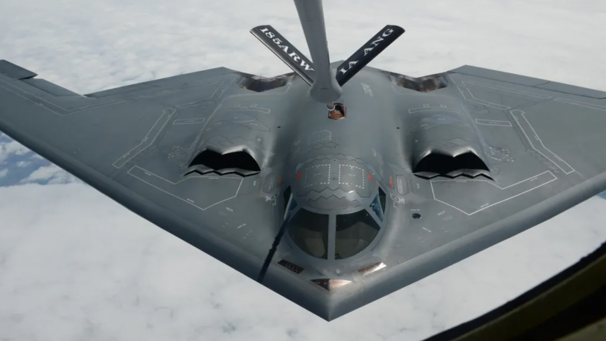 Ông tiết lộ rằng, máy bay ném bom tàng hình B-2 đã thả 12 quả bom MOP xuống Fordow, và hai quả khác xuống một phần ngầm của cơ sở hạt nhân Iran tại Natanz trong nhiệm vụ này. Các mục tiêu trên bề mặt tại địa điểm hạt nhân Isfahan của Iran đã bị tấn công riêng lẻ, bằng tên lửa hành trình tấn công mặt đất Tomahawk phóng từ tàu ngầm của Hải quân Mỹ. Ảnh: @Không Quân Mỹ.