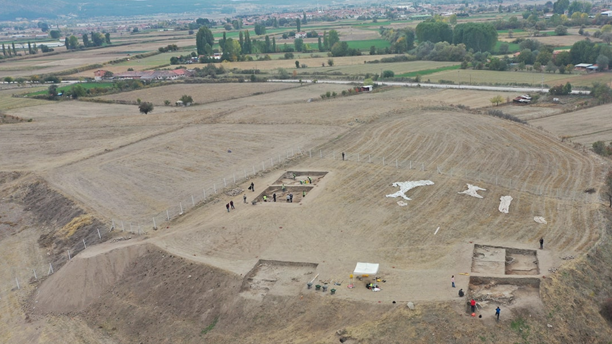 Được hình thành vào khoảng năm 2.500 Trước Công Nguyên, gò đất này là nơi sinh sống của các cộng đồng phức tạp kết hợp nông nghiệp, thủ công mỹ nghệ và các hoạt động tôn giáo bản địa cổ. Ảnh: @@MehmetNuriErsoy.