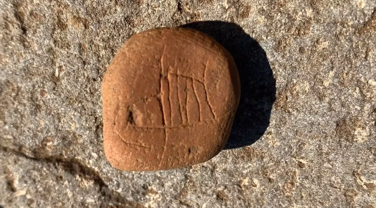 Thực ra, những hình chạm khắc hình tàu thuyền như vậy khá phổ biến ở các nước Bắc Âu, chủ yếu được khắc trên xương, gỗ hoặc đá. Ảnh: @Đại học Oslo.