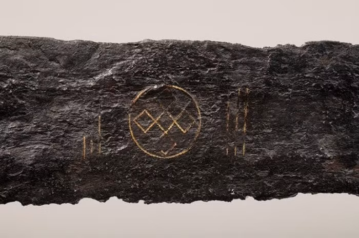 Thanh kiếm Linschoten nổi bật với ba đường khảm đồng song song, nhấn mạnh tầm quan trọng về mặt nghi lễ và biểu tượng của lưỡi kiếm. Danh tính chủ nhân của thanh kiếm vẫn chưa được biết, cũng như lý do tại sao nó lại hiện diện dưới đáy sông. Ảnh: @Đại học Leiden.