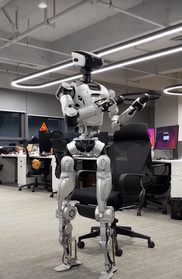 Nó cũng thực hiện các hành động khác như xoay vai, xoay hông sang hai bên. Về cuối video, CL-3 cũng thực hiện các hành động khác như vung tay, uốn cong sang một bên (mặc dù hơi vụng về) và gập tay trước ngực. Ảnh: @LimX Dynamics/Youtube.