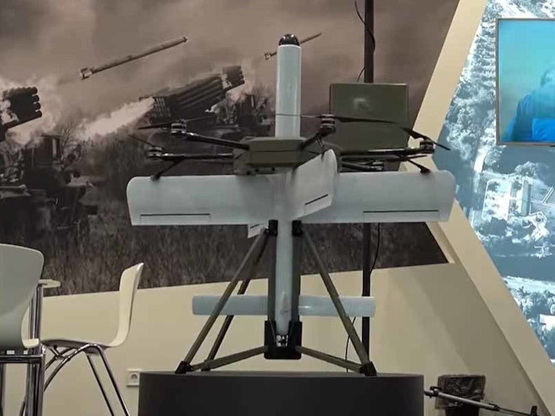 Hơn thế nữa, sau khi hoàn tất nhiệm vụ thả đạn, UAV đa cánh quạt có thể quay trở lại bãi phóng và được cấu hình lại thành nền tảng chuyển tiếp tín hiệu. Trong vai trò này, UAV duy trì liên lạc và truyền dữ liệu giữa người vận hành và ST-35 trong suốt quá trình bay lượn và tấn công.