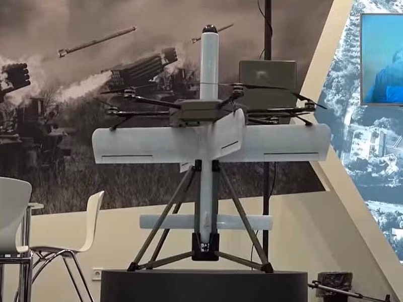 Hơn thế nữa, sau khi hoàn tất nhiệm vụ thả đạn, UAV đa cánh quạt có thể quay trở lại bãi phóng và được cấu hình lại thành nền tảng chuyển tiếp tín hiệu. Trong vai trò này, UAV duy trì liên lạc và truyền dữ liệu giữa người vận hành và ST-35 trong suốt quá trình bay lượn và tấn công.