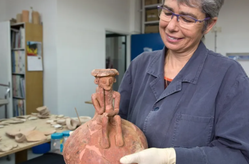 Các nhà khảo cổ học không chắc liệu người thợ gốm đã làm ra chiếc bình có phải cũng là người tạo ra bức tượng nhỏ kỳ thú này hay không. Ảnh: @Cơ quan Cổ Vật Israel.