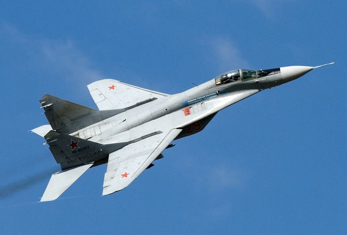Khả năng Algeria mua Su-57E cần phải được xem xét trong bối cảnh mối quan hệ quân sự sâu sắc của nước này với Nga. Trong những năm qua, Algeria đã trở thành một trong những thị trường mua vũ khí lớn nhất của Nga, với các giao dịch mua bao gồm 44 máy bay chiến đấu Su-30MKA, 58 máy bay MiG-29 và 14 máy bay huấn luyện Yak-130 cho lực lượng không quân của nước này. Lực lượng mặt đất của nước này vận hành hơn 400 xe tăng T-90 và xe chiến đấu bộ binh BMP-2, trong khi hải quân của nước này triển khai tàu ngầm lớp Kilo và tàu hộ tống lớp Steregushchy. Ảnh: @Defense Mirror.