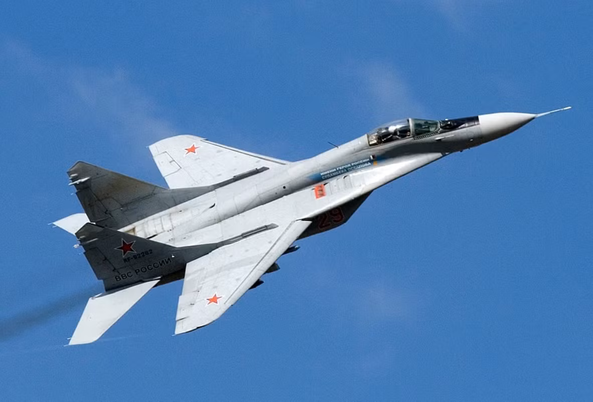 Khả năng Algeria mua Su-57E cần phải được xem xét trong bối cảnh mối quan hệ quân sự sâu sắc của nước này với Nga. Trong những năm qua, Algeria đã trở thành một trong những thị trường mua vũ khí lớn nhất của Nga, với các giao dịch mua bao gồm 44 máy bay chiến đấu Su-30MKA, 58 máy bay MiG-29 và 14 máy bay huấn luyện Yak-130 cho lực lượng không quân của nước này. Lực lượng mặt đất của nước này vận hành hơn 400 xe tăng T-90 và xe chiến đấu bộ binh BMP-2, trong khi hải quân của nước này triển khai tàu ngầm lớp Kilo và tàu hộ tống lớp Steregushchy. Ảnh: @Defense Mirror.