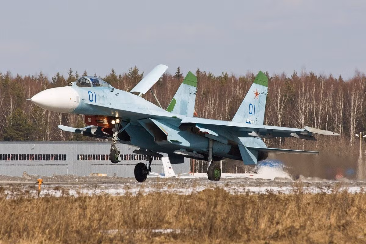 Viên phi công cho biết thêm, trước đây ông lái Su-27 - tiêm kích Liên Xô quen thuộc, dễ bảo dưỡng và phù hợp sân bay dã chiến. Sau sáu tháng huấn luyện tại Pháp, ông trở lại Ukraine để lái Mirage 2000 - máy bay với hệ thống điện tử tiên tiến nhưng đòi hỏi hậu cần phức tạp hơn.