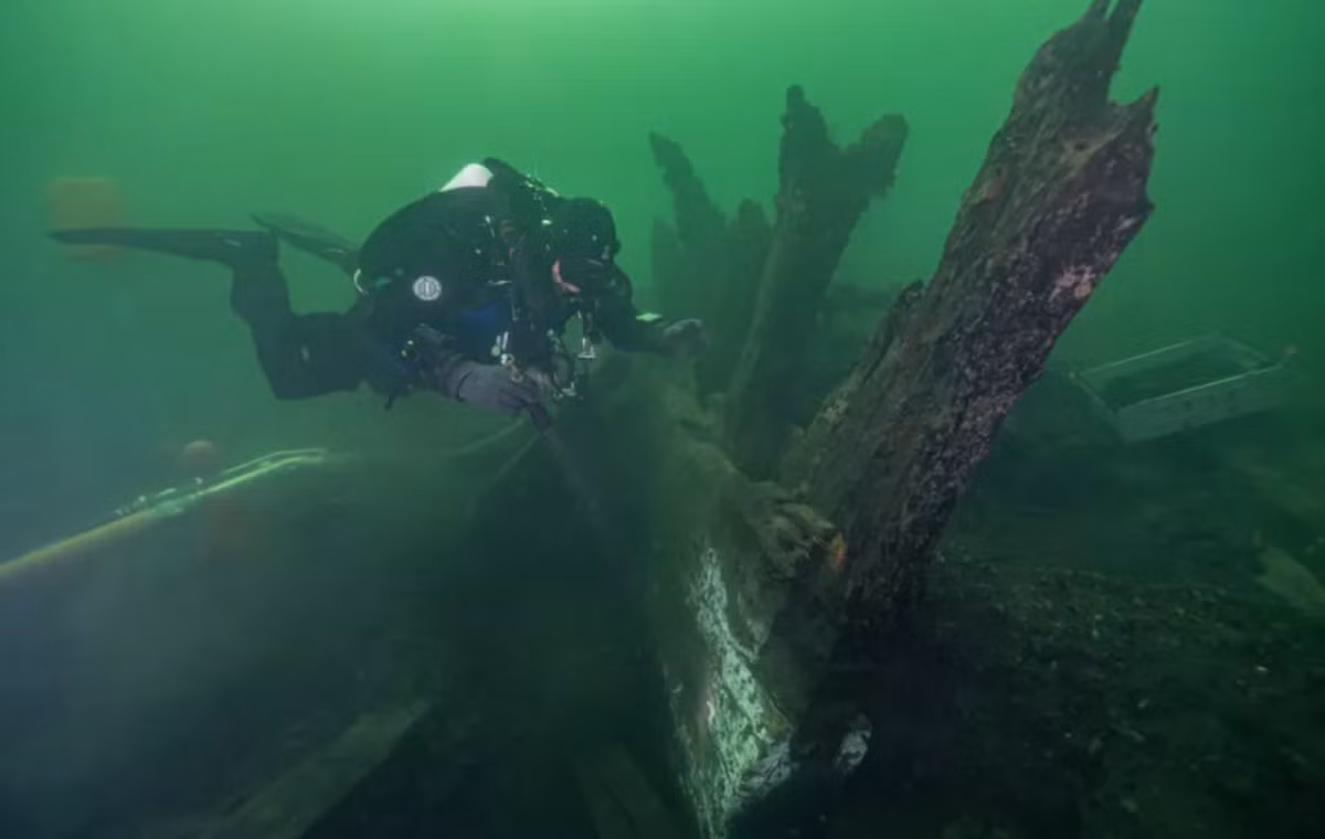 Tuy nhiên, vào đúng mùa hè năm 1495, Vua Hans của Đan Mạch và Na Uy đã neo tàu chiến của mình ngoài khơi bờ biển phía nam của Thụy Điển. Trong khi Vua Hans đang ở trên đất liền, thì con tàu của ông (có tên là tàu Gribshunden hoặc Griffen) bất ngờ bốc cháy một cách bí ẩn, rồi chìm xuống đáy biển Baltic. Ảnh: @Wikipedia.