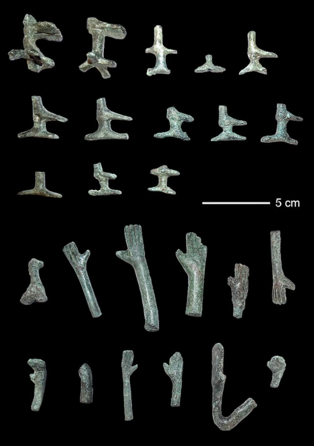 Các nghệ nhân tiền sử thuộc nền văn minh Nuragic không sử dụng một loại đồng duy nhất, mà đã pha trộn các kim loại từ nhiều nguồn gốc khác nhau để chế tác những bức tượng nhỏ nổi tiếng của họ. Nhiều khả năng đến từ mỏ đồng Sa Duchessa, thuộc khu vực Iglesiente-Sulcis (Tây Nam Sardinia). Thứ hai là mỏ đồng Iberia: Có nguồn gốc từ bán đảo Iberia, cụ thể là từ vùng thung lũng Alcudia hoặc quận Linares, thuộc dãy núi Sierra Morena. Ảnh: @Bảo tàng Quốc gia Ý.