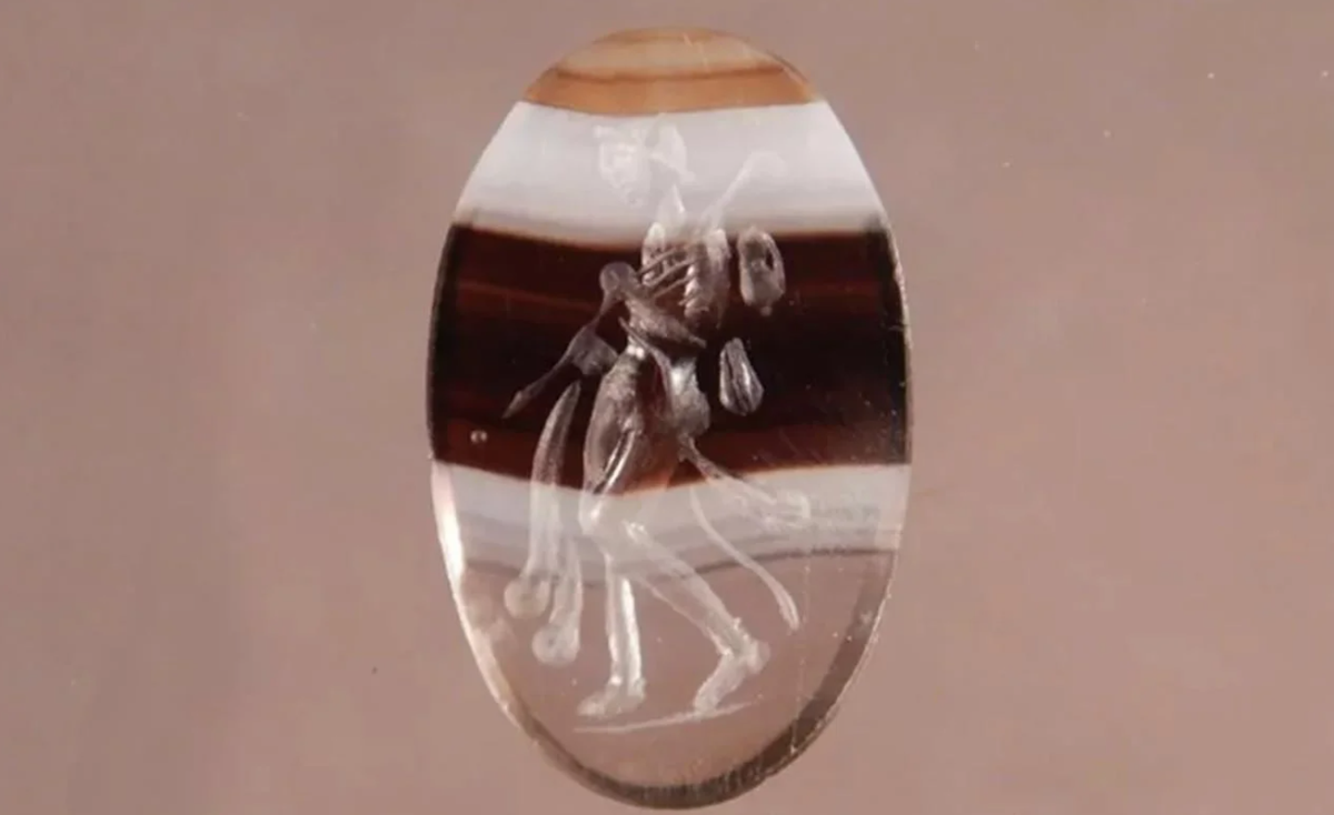 Đó là một viên đá mã não quý hiếm, trên viên đá này còn có khắc hình nhân vật thần thoại, ước tính có niên đại thuộc thế kỷ thứ 1 hoặc thứ 2 Sau Công Nguyên. Ảnh: @Đại học Ca' Foscari.