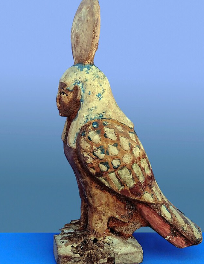 Các nhà khảo cổ cũng tìm thấy những mảnh vỡ của mặt nạ tang lễ mạ vàng, và một bức tượng nhỏ hình chim đầu người, tượng trưng cho linh hồn của một người. Ảnh: @Du Lịch và Cổ Vật Ai Cập.