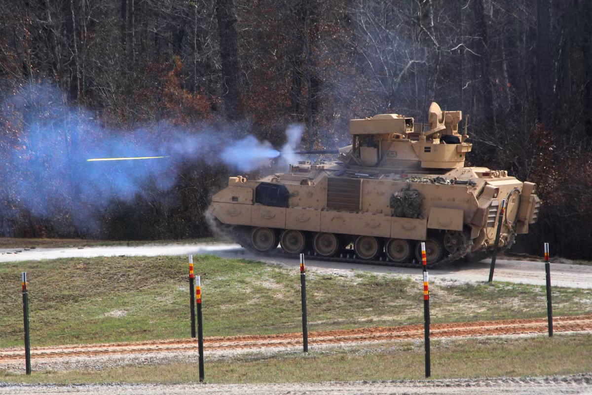 Còn đối với khẩu pháo Bushmaster có thể bắn hai loại đạn khác nhau, được nạp từ hộp qua máng vào máy nạp đạn tự động. Xạ thủ ngồi bên trái của chỉ huy xe có thể lật công tắc để chọn giữa chế độ đạn nổ mạnh để tấn công các xe bọc thép hạng nhẹ, hoặc chế độ đạn xuyên giáp để tấn công các xe bọc thép hạng nặng, thậm chí cả xe tăng. Xạ thủ cũng có thể chọn giữa chế độ bắn một phát hoặc nhiều phát. Ảnh: @ Department of Defense.