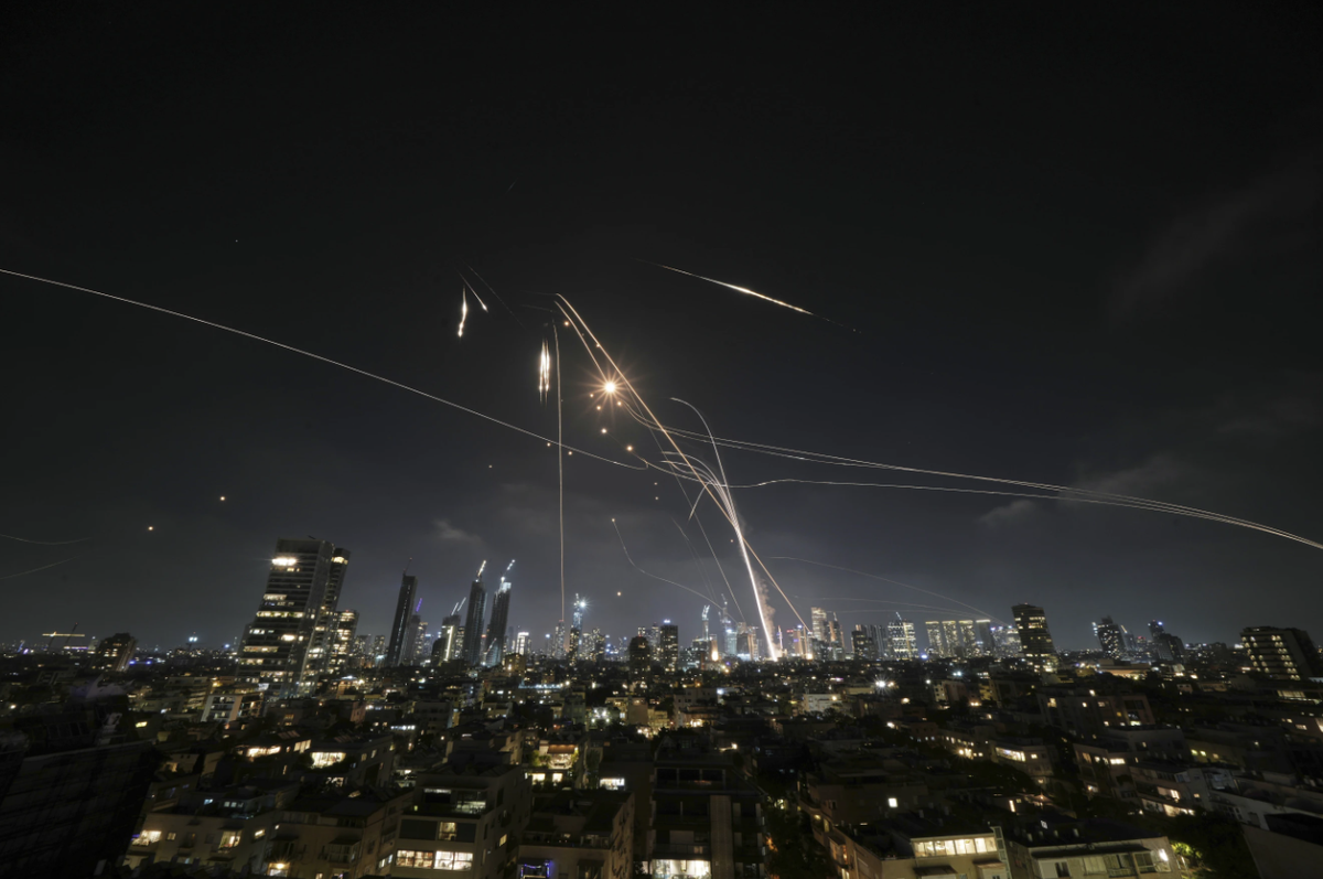 18 giờ sau khi Israel phát động chiến dịch “Sư tử trỗi dậy” chống lại Iran, tấn công các cơ sở hạt nhân và địa điểm tên lửa của nước này, đồng thời khiến nhiều nhà lãnh đạo quân sự hàng đầu và các nhà khoa học hạt nhân thiệt mạng, Tehran đã bắt đầu cuộc tấn công trả đũa khốc liệt. Ảnh: @Leo Correa.