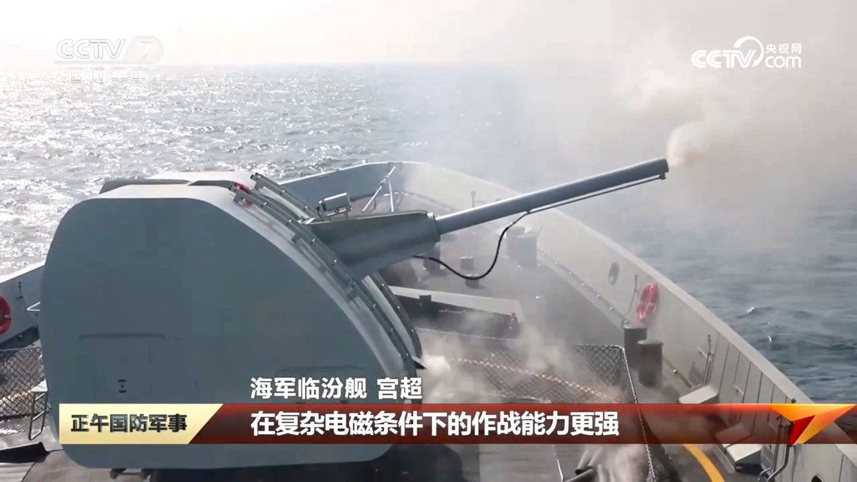 Việc mở rộng sàn đáp và nhà chứa máy bay sẽ giúp việc đưa vào sử dụng Z-20F—cùng với phiên bản tiện ích mới Z-20J, có tầm bay, thời gian hoạt động và cảm biến tiên tiến hơn—sẽ cho phép phát hiện và tấn công tàu ngầm ở khoảng cách xa hơn so với các trực thăng trước đây được vận hành từ tàu khu trục. Ảnh: @CCTV.