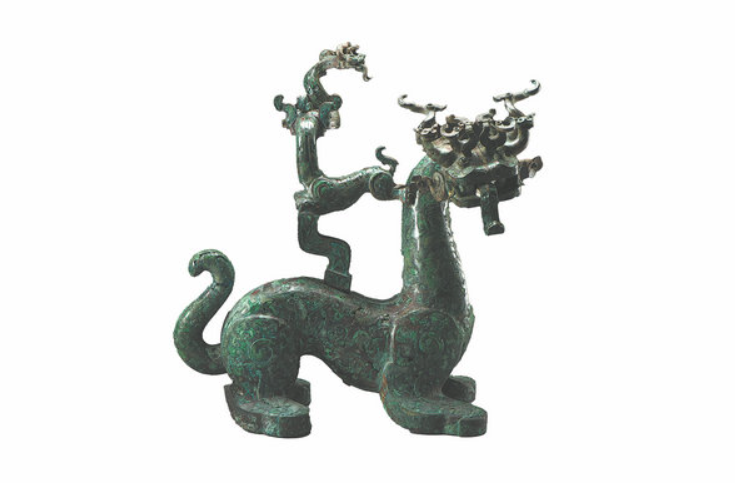 Triển lãm được chia thành năm phần theo chủ đề dựa trên chất liệu: Vẻ đẹp lộng lẫy của ngọc pha lê; Đồ sơn mài rực rỡ; Đồ đồng tinh xảo; Vàng và bạc sáng bóng; Gốm sứ tinh tế. Ảnh: @China Daily.