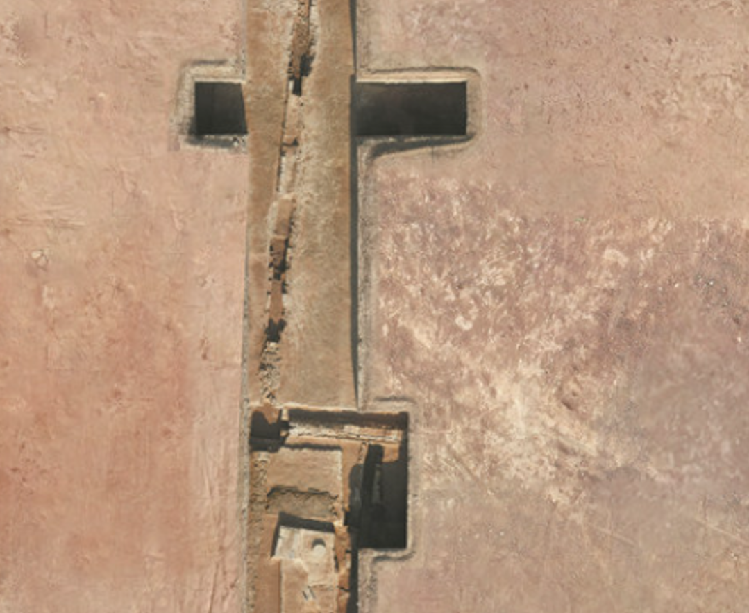 Bên ngoài cung điện, cuộc khảo sát đã lập bản đồ cấu trúc tổng thể của thành phố cổ, hé lộ một mạng lưới đường sá chằng chịt chia không gian đô thị thành các khu vực bao gồm khu dân cư, xưởng gốm sứ và xưởng đúc kim loại. Hai nghĩa trang lớn cũng được tìm thấy bên ngoài tường thành. Phát hiện này lấp đầy khoảng trống trong lịch sử phát triển đô thị thời kỳ đầu của Thạch Gia Trang. Ảnh: @Viện Di tích Văn hóa và Khảo cổ học tỉnh Hà Bắc.