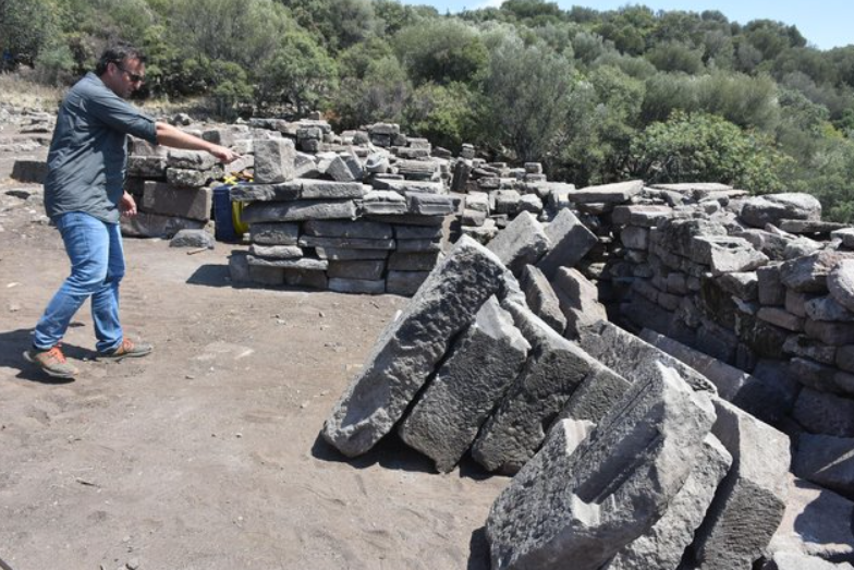 Cụ thể, nhóm khảo cổ tìm thấy những mảnh vỡ, hiện vật, tàn tích Đền thờ Athena trong một giếng cổ chứa đầy nước. Giếng nước cổ này sâu khoảng 9 mét. Ảnh: @Đại học Manisa Celal Bayar.