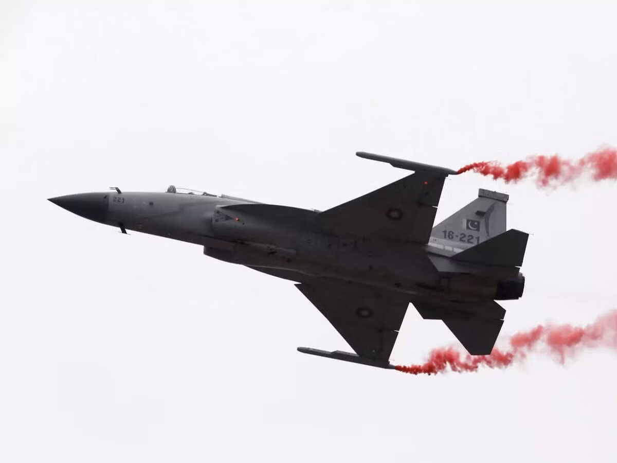 JF-17 Thunder là máy bay chiến đấu đa năng một động cơ do Pakistan và Trung Quốc cùng phát triển. Tổ hợp Hàng không Pakistan đảm nhiệm khoảng 58% khối lượng sản xuất, trong khi lắp ráp cuối cùng và thử nghiệm bay được tiến hành tại Kamra, qua đó giúp Islamabad kiểm soát đáng kể tiến độ sản xuất.