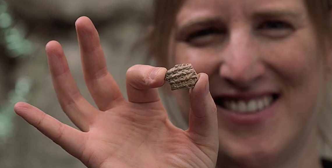 Đó là một mảnh gốm nhỏ, ước tính có niên đại khoảng 2.700 năm tuổi. Ảnh: @Viện Nghiên cứu Lịch sử Quốc gia Israel.