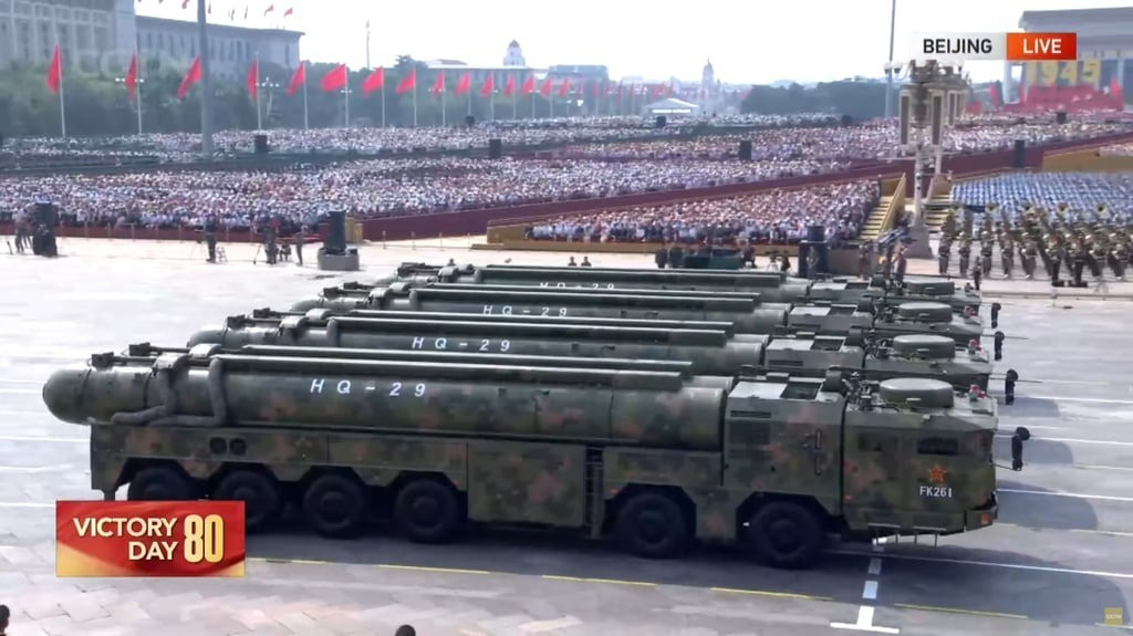 Ngoài không quân và tên lửa, một điểm nhấn lớn khác là sự xuất hiện của hệ thống phòng không HQ-29, vốn được mô tả như “lá chắn diệt vệ tinh”. Theo phân tích từ CNA, HQ-29 có khả năng đánh chặn tên lửa ở độ cao tới 500 km, đồng nghĩa với việc không chỉ bảo vệ bầu trời mà còn có thể vô hiệu hóa các vệ tinh giám sát hoặc vệ tinh liên lạc của đối phương trong trường hợp xung đột nổ ra.