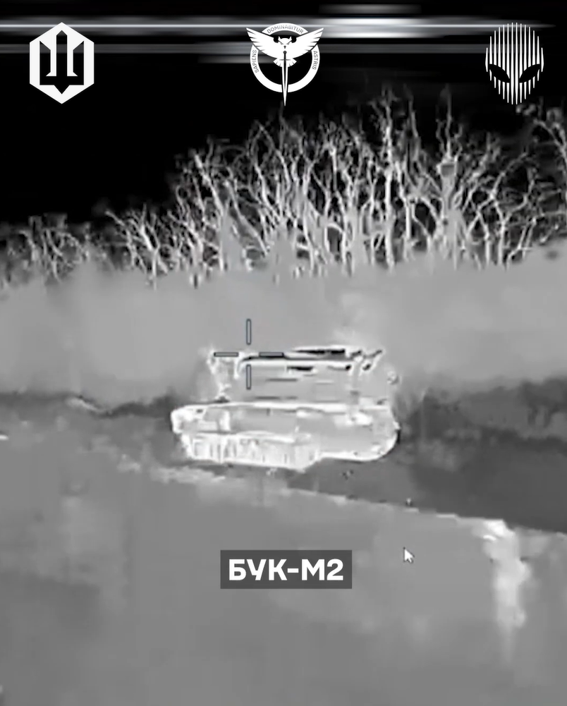 Lực lượng Hệ thống Không người lái Ukraine nhấn mạnh rằng, những hệ thống bị phá hủy và hư hại này không chỉ gây thiệt hại về tài chính, mà còn làm suy yếu chiến lược phòng không của Nga. Ảnh: @СБС знищення трьох систем ворожого ППО за три дні.