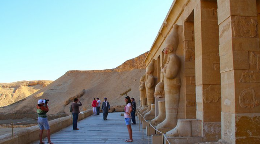 Khi tiến hành khai quật tại Đền thờ Hatshepsut ở Deir el-Bahri, Ai Cập, các chuyên gia đến từ trường Đại học Swansea bất ngờ tìm thấy một vật thể lạ. Ảnh: @Đại học Swansea.