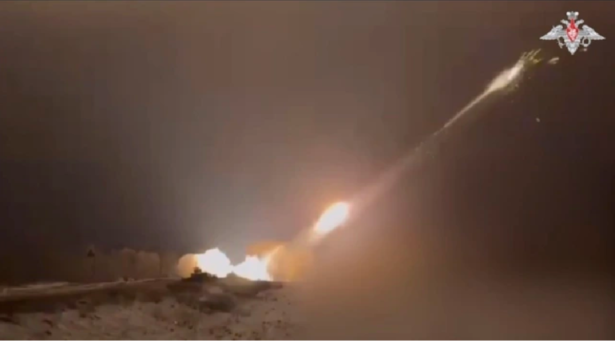 Một đoạn video lan truyền trên mạng cho thấy quân Nga đã sử dụng hệ thống pháo phản lực TOS-1A để tấn công dữ dội thành phố Chasiv Yar vào ban đêm. Lực lượng hỏa lực TOS-1A cực kỳ mạnh mẽ, khiến quân Ukraine không thể chống đỡ. Ảnh: Bộ Quốc phòng Nga