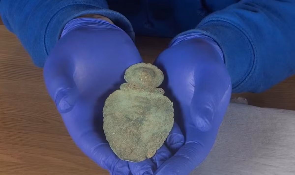 Chiếc thìa có một cái phần đáy thìa bè rộng như hình quả dâu tây và một tay cầm tròn được trang trí bằng các họa tiết xoắn ốc. Ở đáy thìa, hai đường nét chạm khắc tinh xảo giao nhau tạo thành hình chữ thập, chia đáy thìa thành bốn góc một phần tư. Ảnh: @Cơ quan Di sản Quốc gia Manx.