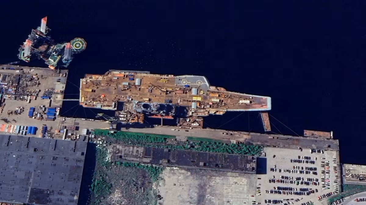 Trong khi đó, khi tàu Kuznetsov ngày càng xuống cấp, tính hữu ích của việc tiếp tục đại tu ngày càng trở nên đáng ngờ. Việc đại tu bao gồm nâng cấp hệ thống động lực và thiết bị điện tử - được dự định sẽ giúp tàu sân bay tiếp tục hoạt động thêm một thập kỷ nữa hoặc hơn, nhưng quá trình này càng kéo dài thì tính kinh tế càng kém. Trong khi đó, nguồn quỹ đại tu con tàu này có thể được đầu tư tốt hơn vào những nỗ lực thiết thực và bền vững hơn. Ảnh: @ UK Defence Journal.