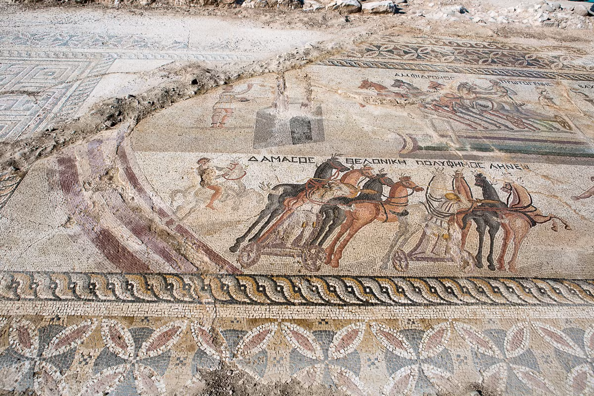 Kích thước lớn, chất lượng đặc biệt và hình ảnh hiếm hoi về một cuộc đua xe ngựa đã khiến bức tranh sàn khảm cổ xưa này trở thành một trong những khám phá khảo cổ quan trọng nhất tại Síp. Ảnh: @Cục Cổ vật Marina Ieronymidou.