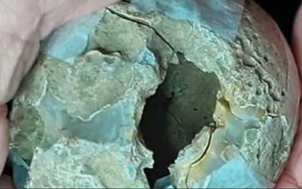 Về niên đại, quả trứng đá lửa này khoảng 2.000 năm tuổi. Ảnh: @Bảo tàng London.