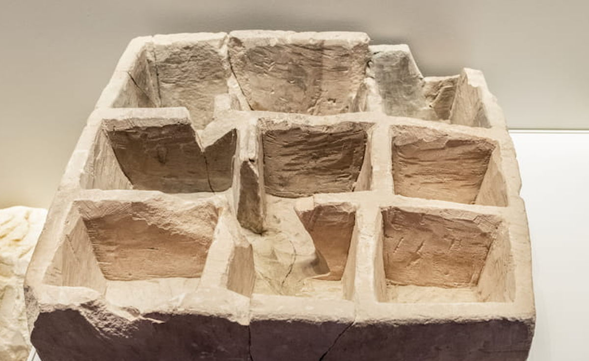 Vật thể được làm bằng đá vôi mềm chạm khắc tinh xảo. Ảnh: @Cơ quan Cổ vật Israel.