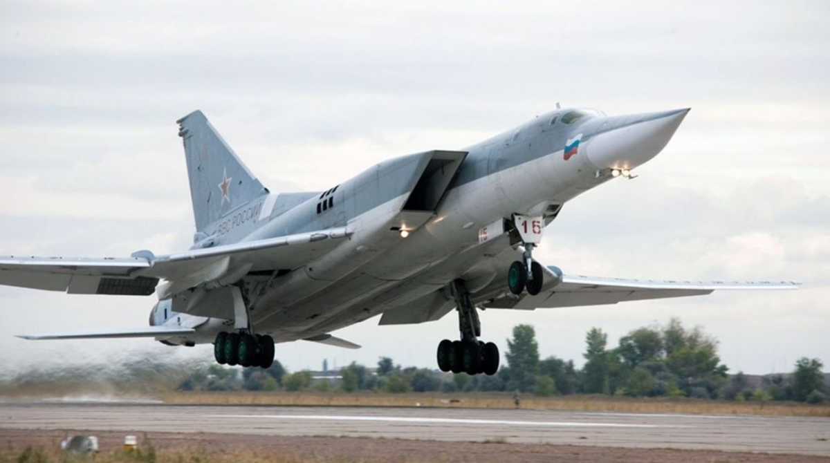 Nga có thể cố gắng khôi phục một số máy bay bằng cách tận dụng các bộ phận từ các đơn vị đã bỏ không. Theo cơ sở dữ liệu Military Balance+, do Viện Nghiên cứu Chiến lược Quốc tế công bố vào tháng 2/2025, Nga có 58 máy bay ném bom Tu-95M và 54 máy bay ném bom Tu-22M3 trước cuộc tấn công này, mặc dù không phải tất cả đều hoạt động do các vấn đề về bảo dưỡng. Ảnh: @ The Moscow Times.