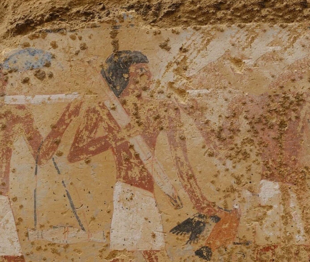 Các dòng chữ khắc, hình ảnh và đồ gốm được tìm thấy bên trong lăng mộ, cũng như hình dạng của nó, cho thấy nó có niên đại vào cuối triều đại thứ 5 hoặc đầu triều đại thứ 6. Điều này tương đương với khoảng năm 2.300 Trước Công Nguyên. Ảnh: @Bộ Du lịch và Cổ vật Ai Cập.