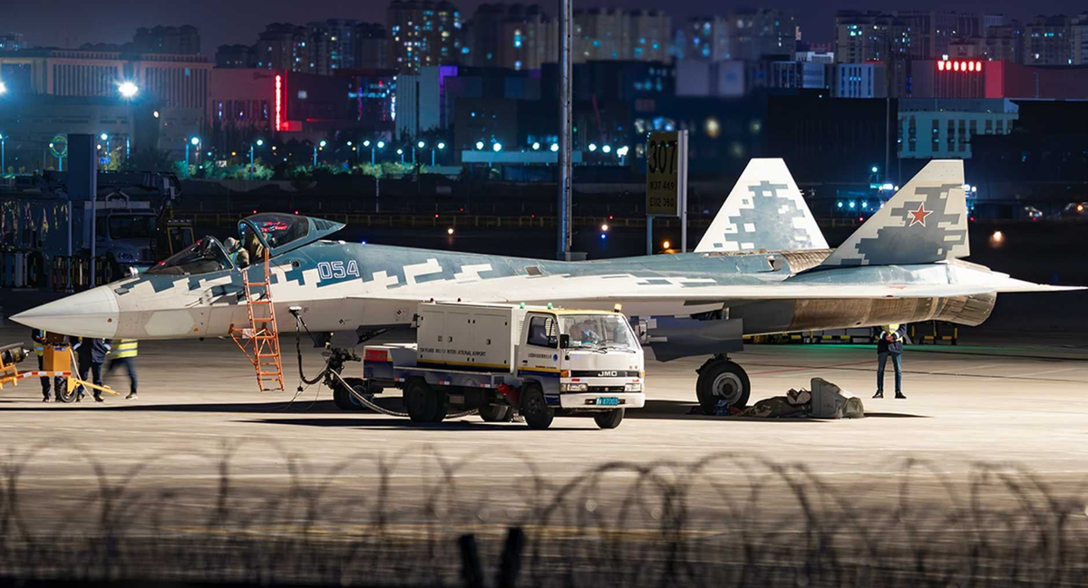 Cuộc cạnh tranh công nghệ giữa Su-57E và máy bay chiến đấu phương Tây như F-35 cũng là một trọng tâm đáng để chú ý. F-35, với khả năng kết hợp cảm biến tiên tiến và khả năng tác chiến tập trung vào mạng, được coi là tiêu chuẩn rộng rãi, là chuẩn mực đi đầu cho máy bay chiến đấu thế hệ thứ năm. Còn Su-57E, mặc dù được trang bị radar AESA hiện đại và đạn dược tầm xa, nhưng lại thiếu mức độ tích hợp dữ liệu và thiếu độ tối ưu hóa tàng hình. Khoang vũ khí bên trong của Su-57E có thể mang ít đạn dược hơn F-35, và diện tích phản xạ radar của Su-57E được ước tính lớn hơn, khiến nó dễ bị phát hiện hơn. Ảnh: @RuAviation.