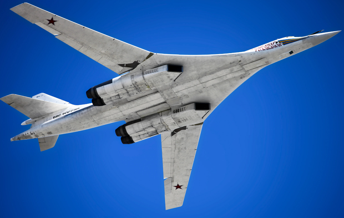 Trong số các vũ khí quan trọng nhất trong kho vũ khí của Tu-160 là tên lửa hành trình Kh-55SM và phiên bản hiện đại hóa của chúng, Kh-555. Những tên lửa này, với tầm bắn lên tới 2.500 km, cho phép Tu-160 tấn công từ khoảng cách an toàn, mà không cần xâm nhập vào vùng phòng không của đối phương. Kh-55SM được thiết kế để mang đầu đạn hạt nhân, trong khi Kh-555 sử dụng thuốc nổ thông thường để tấn công chính xác. Còn tên lửa Kh-101 mới hơn, với tầm bắn lên đến 4.500 km, cung cấp phạm vi tiếp cận và độ chính xác thậm chí còn lớn hơn, nhờ hệ thống dẫn đường tiên tiến kết hợp dẫn đường quán tính, GPS. Đối với các nhiệm vụ hạt nhân, Tu-160 cũng có thể mang theo tên lửa Kh-102, một biến thể vũ trang hạt nhân của Kh-101. lý tưởng cho các hoạt động tuần tra hay chiến đấu kéo dài. Ảnh: @Sputnik.