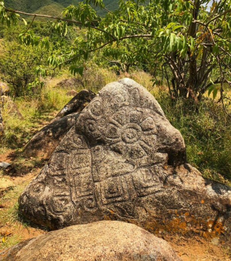 Ở khu phức hợp này, các chuyên gia đã xác định được một trung tâm nghi lễ trên đỉnh đồi bao gồm một bệ rộng, hai bệ chính và các di tích kiến ​​trúc khác liên quan đến một mỏm đá có khắc hình vẽ bí ẩn trên đá. Ảnh: @Viện Nhân chủng học và Lịch sử Quốc gia Mexico.