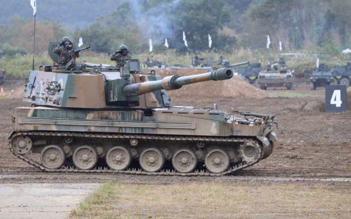 Kết cấu thép hàn của K9 Thunder bảo vệ kíp lái và thiết bị trên xe khỏi mảnh đạn pháo 155mm, đạn xuyên giáp 14,5mm và mìn sát thương. Hệ thống lọc không khí và mặt nạ phòng độc trên xe được trang bị cho tác chiến chống vũ khí hạt nhân và sinh học (NBC). Ảnh: @Zona Militar.