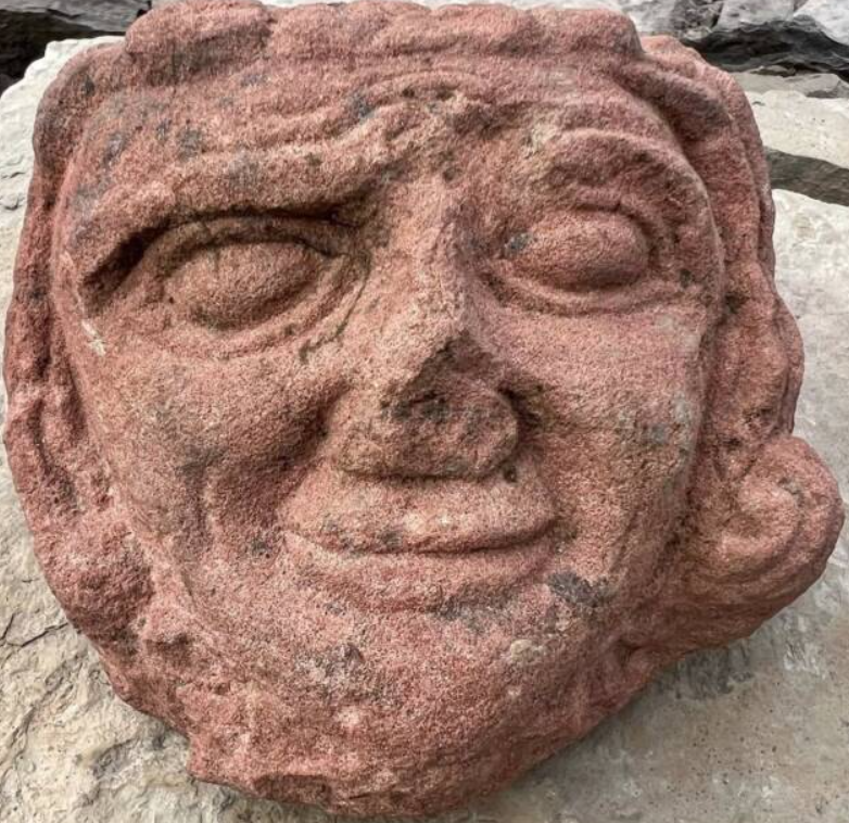 Đầu tượng được chạm khắc từ đá sa thạch đỏ đậm, có khả năng được khai thác từ đảo Eday. Ảnh: @Katie Joss.