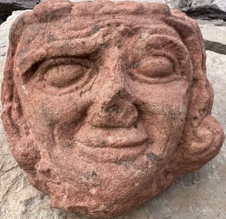 Đầu tượng được chạm khắc từ đá sa thạch đỏ đậm, có khả năng được khai thác từ đảo Eday. Ảnh: @Katie Joss.